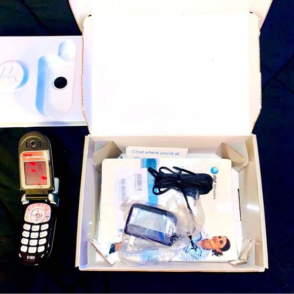 Motorola V180 flip cell phone - Picture 3 of 3